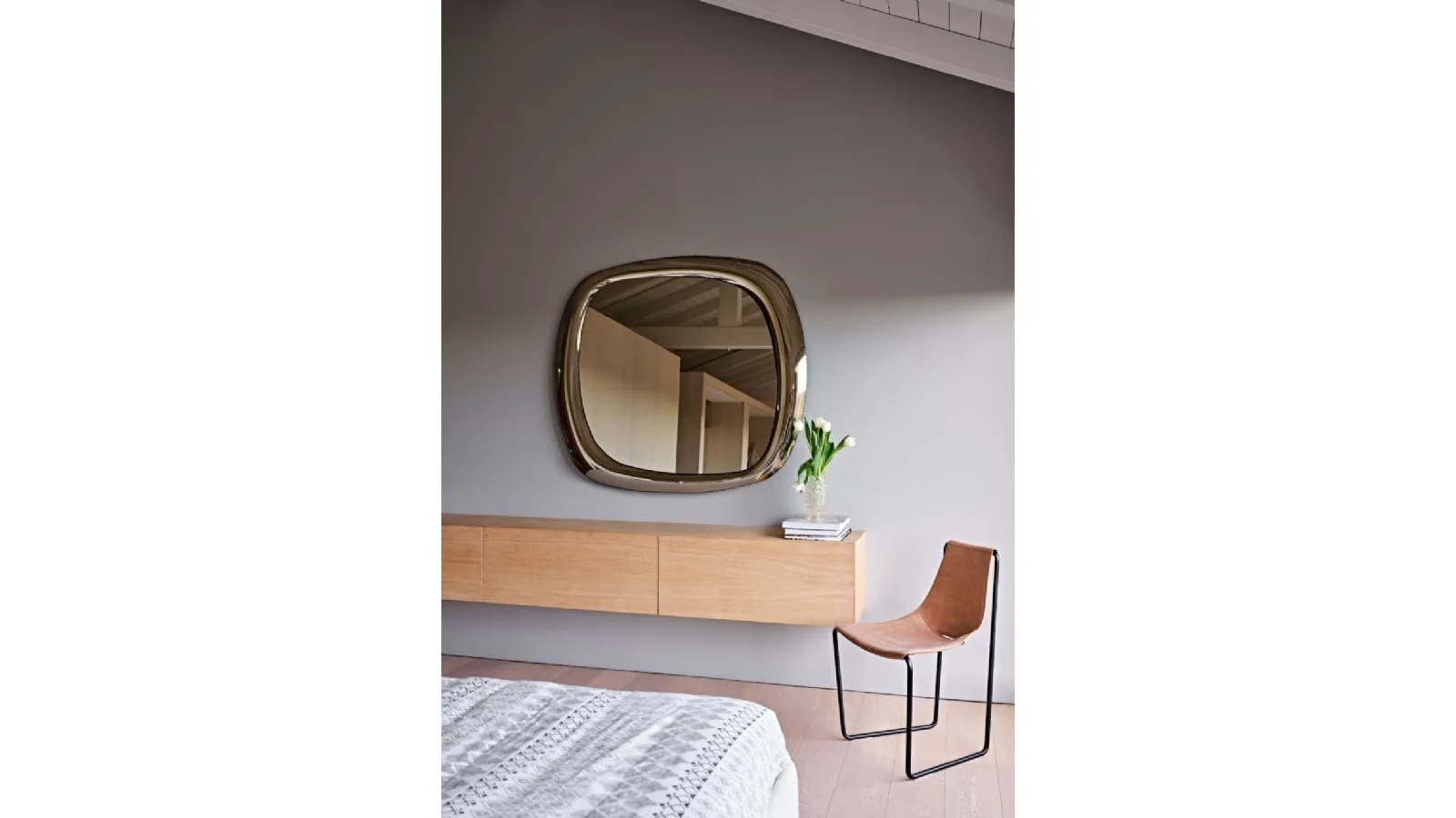 Specchio Bold H120 con cornice in vetro bronzo di Midj