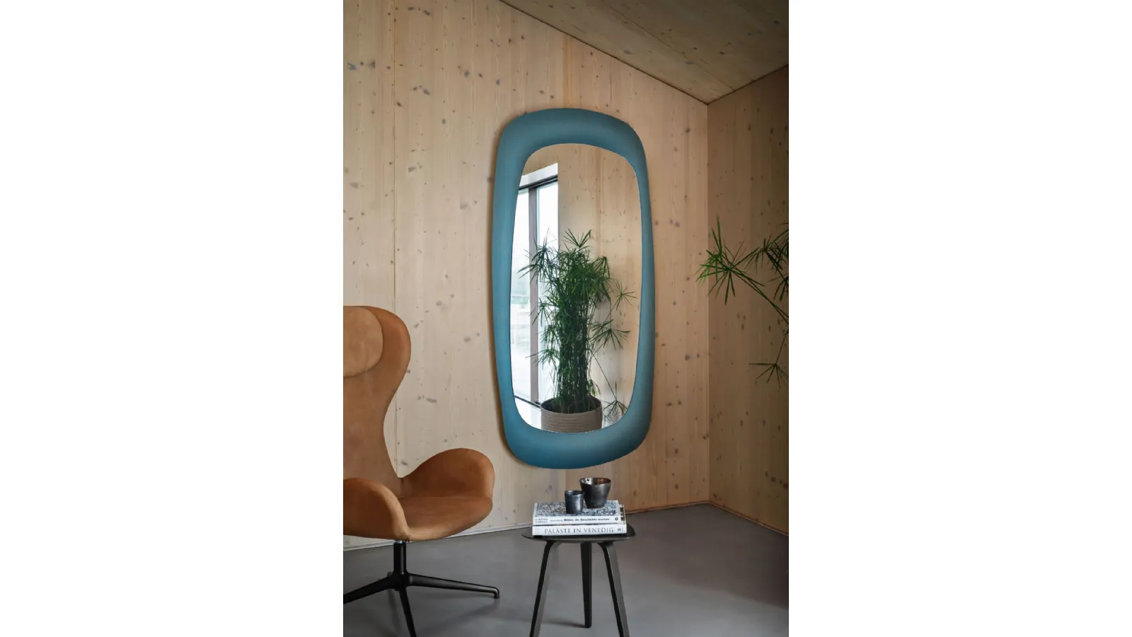 Specchio Bold H200 con cornice rivestita in tessuto di Midj