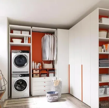 Armadio dedicato all'ambiente lavanderia con 3 ante a battente e cassettiera in laminato frassino bianco NC305 di Moretti Compact