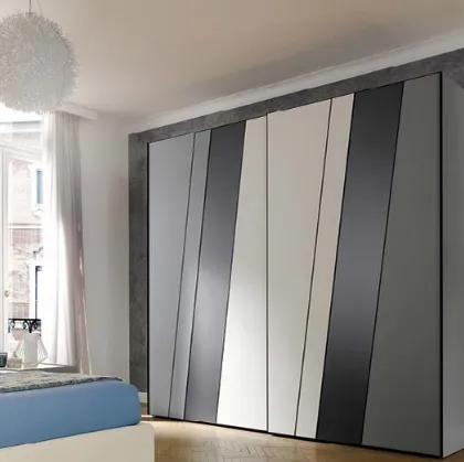 Armadio di design ad ante scorrevoli con tagli geometrici trasversali MC201 Ray di Moretti Compact