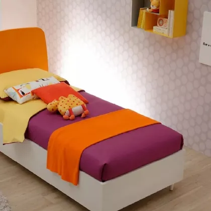 Letto singolo in nobilitato Betulla con testiera Round in laccato Carota SC106 di Moretti Compact