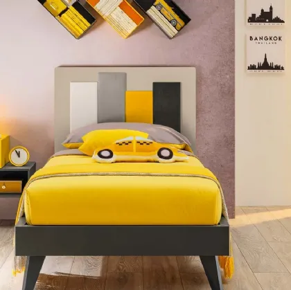 Letto singolo in laccato opaco Nocciola e Grafite con testiera Plane Race imbottita in tessuto SC114 di Moretti Compact