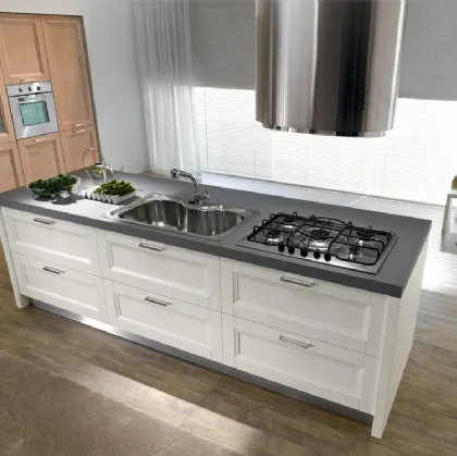 Cucina Classica con isola Intesa in Frassino Bianco e Mielato di Atra Cucine