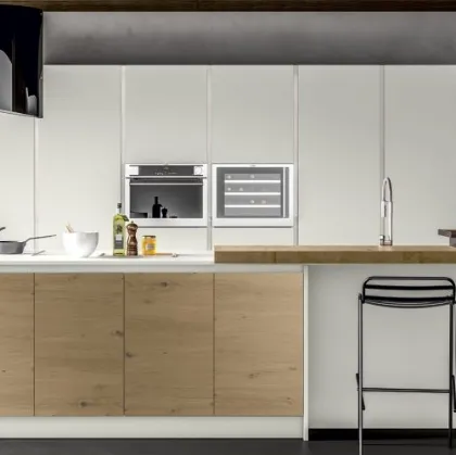 Cucina Moderna Essenza con isola in Rovere e laccato di Atra Cucine