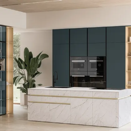 Cucina Moderna in laccato con isola in ceramica Iconica 06 di Veneta Cucine