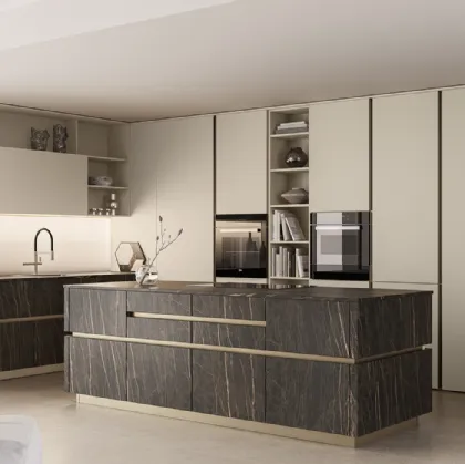 Cucina Moderna con isola Iconica 07 in laccato e ceramica di Veneta Cucine
