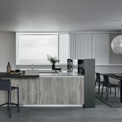 Cucina Moderna con isola Lounge in laccato Pro Metallo Liquido Mercurio e Quercia Grigio di Veneta Cucine