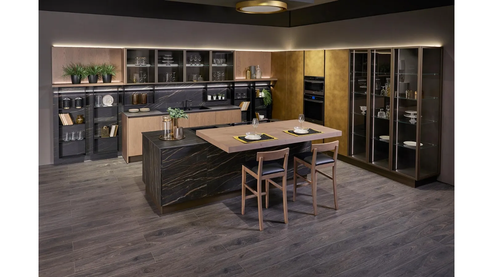 Cucina Moderna con isola Clover Design 07 in Rovere, Gres e Ottone di Lube