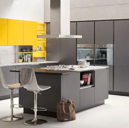 Cucina Moderna Oyster con isola  in laccato metallo liquido Mercurio e pensili in laccato lucido Giallo Girasole di Veneta Cucine