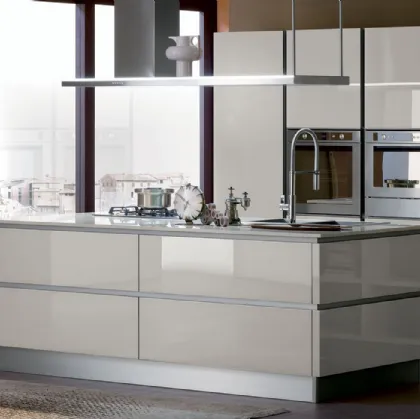 Cucina Moderna con isola Ri-flex 05 in vetro lucido di Veneta Cucine
