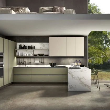 Cucina su misura con penisola Shine Verde e Tortora di Atra Cucine